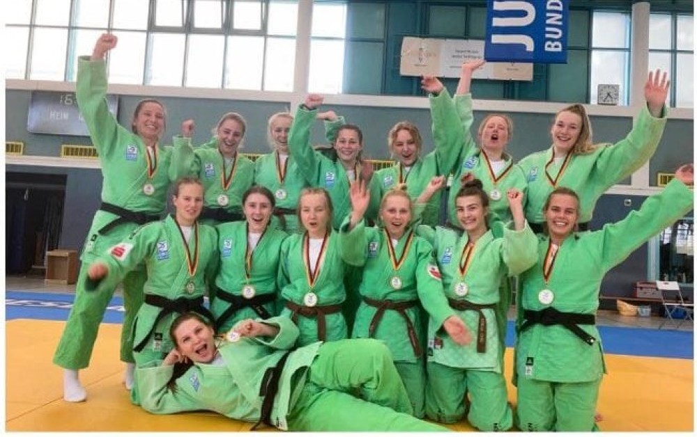 Carmen wint goud met haar team