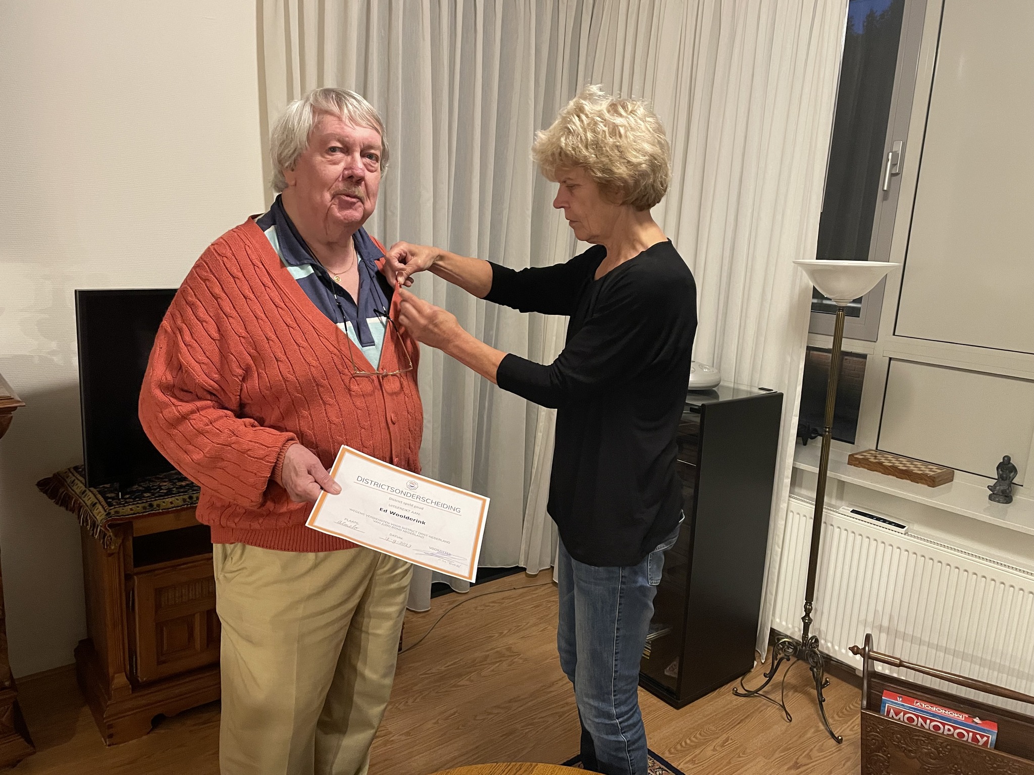 Ed Woolderink gehuldigd met het gouden speld van Judo Bond Oost-Nederland