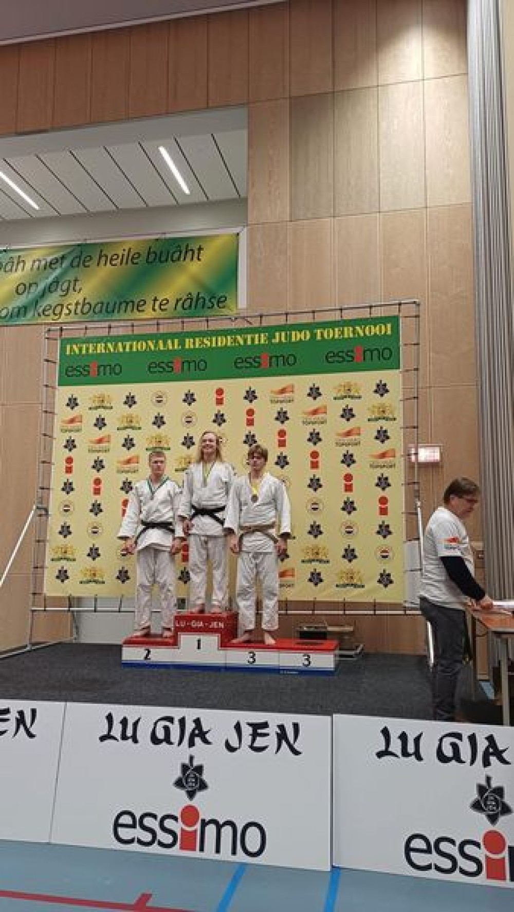 Dennis eerste in Den Haag