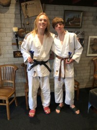 Dennis en Joris op het podium in Slagharen