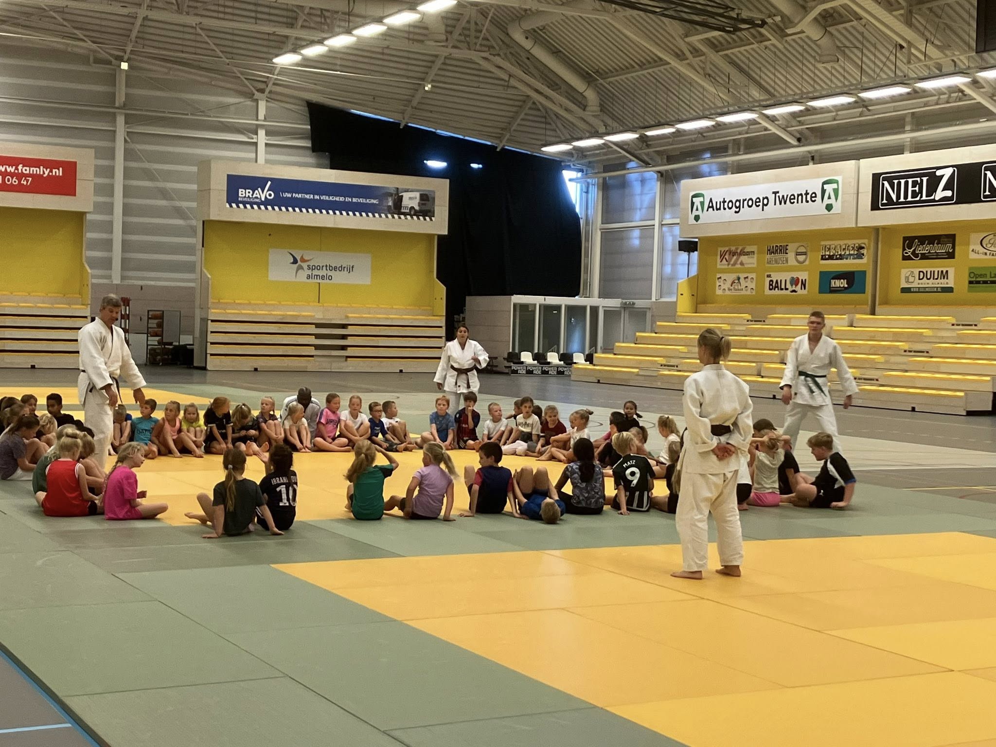 Ruim 400 basisschoolkinderen op de judomat